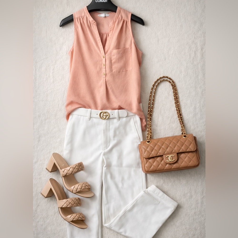 Forever 21‎ Coral/salmon Sleeveless Blouse
V-neck  size 4